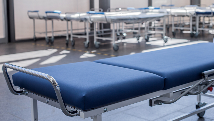50张转运病床和麻醉苏醒床已运抵汉诺威展览中心内的方舱医院。