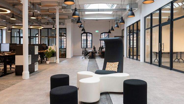 办公室窗明几净，开放式空间——我们汉堡科技园区的工作区让员工创造力竞相迸发，开启现代工作方式。