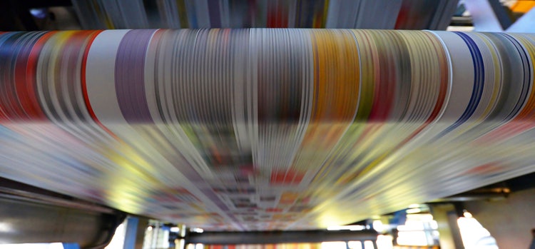 Der Druck farbiger Zeitungen erfolgt üblicherweise mit hoher Geschwindigkeit auf einer Rollen-Offsetdruckmaschine.