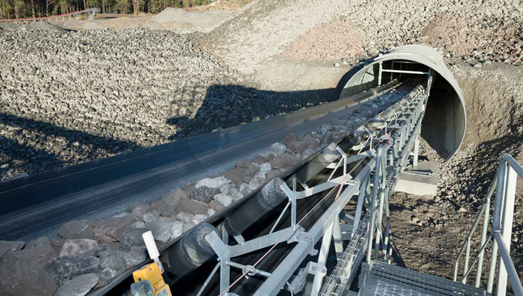 Dans la carrière de Jehander, les bandes transporteuses Continental assurent le convoyage des déblais du nouveau tunnel géant de Stockholm afin que ceux-ci puissent être réutilisés dans la construction des routes du projet.<br/>Photo: Continental/Börje Svensson