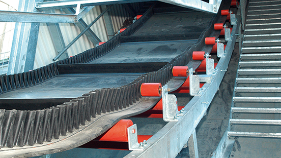Steep incline conveyor belts