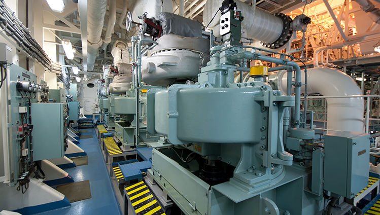 Schiffbau: Der Ursprung zur Entwicklung von Gummikompensatoren geht auf den Schiffbau der 50er Jahre zurück. Sie dämpfen Schwingungen und Geräusche der an Bord installierten Motoren, Pumpen und Generatoren und ermöglichen eine leichte Installation der Rohrleitungsteile.