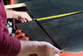 Platzieren auf der Vulkanisierpresse
