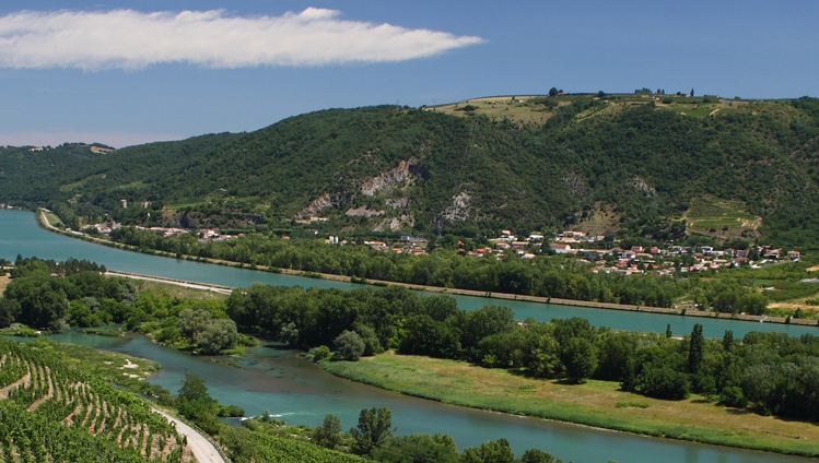 In a cement plant on the banks of the Rhône, our belts keep the conveyor system running. </br>Photo: gettyimages (happytrip)