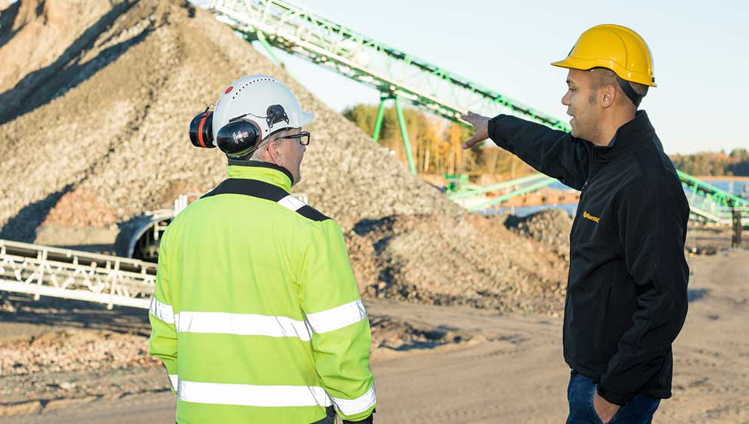 Daniel Grimes (Continental) et Per Åsander (Jehander) dans la carrière de l’entreprise, où les bandes transporteuses de Continental tournent actuellement à plein régime.<br/>Photo: Continental/Börje Svensson