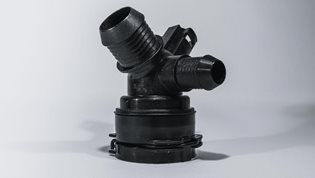 Flow and weight-optimized coupling component made from polypropylene with integrated temperature sensor.