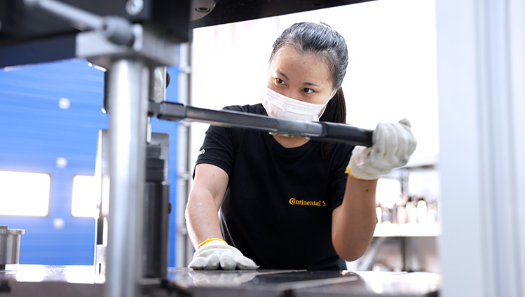 Elementos de montagem de motor para veículos elétricos são desenvolvidos, produzidos e testados nas instalações de Changshu, China.