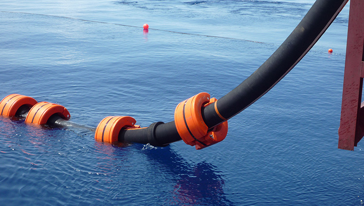 Déploiement de tuyaux sous-marins à carcasse unique