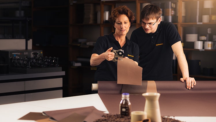 Ort, Datum, Geschäftseinheit: Weißbach, Deutschland, 17.04.2023, ContiTech Surface Solutions Abgebildete Technologie: Surfaces made from Coffee Namen der abgebildeten Personen: Dr. Gabriele Wittmann, Andreas Heckel Fotograf: Christian Walter ℅ Le Buzz GmbH Upload: JPG-Dateien in maximaler Auflösung. Dateinamen: 2023-04_ContiTech-SSL_Surfaces-made-from-Coffee_626.jpg The first choice for material-driven solutions we connect, convey, cover - with passion for our industries