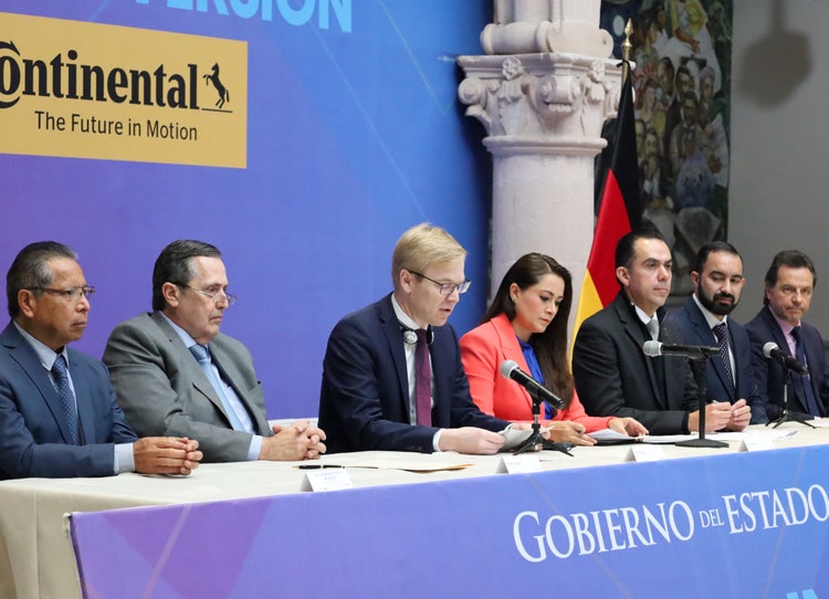 F. l. t. r.: A.A. Moreno (President Industrial Cluster Aguascalientes); M. Galluzzi (Continental Mexico); P. Nelles (CEO Group Sector ContiTech); M.T. Jiménez (Governor of Aguascalientes); M.A. Gonzalez (Ministry Economic Development); E. Barros (ContiTech Aguascalientes), A. Ortega (Vesta Industrial Park)