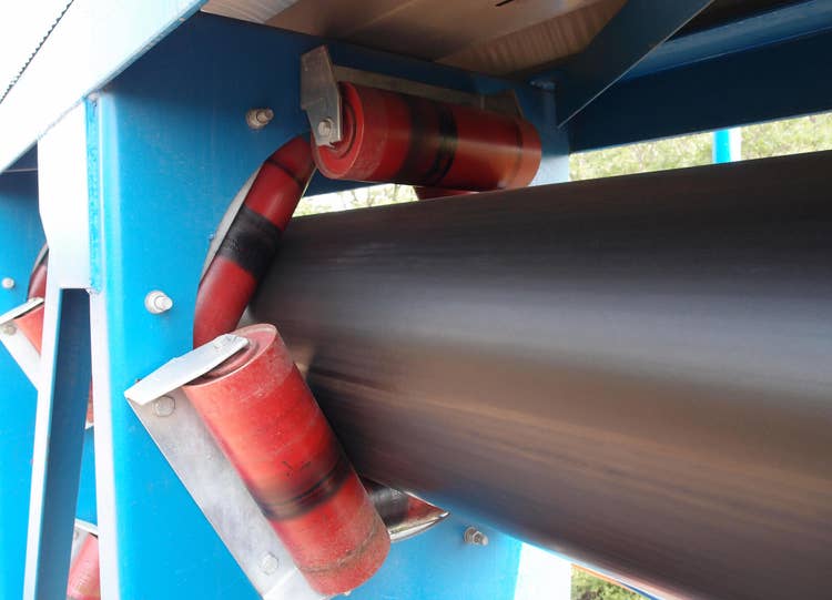 Hexagonal idler stations along the conveyor route ensure closed guidance of the belt – protecting the conveyed material.