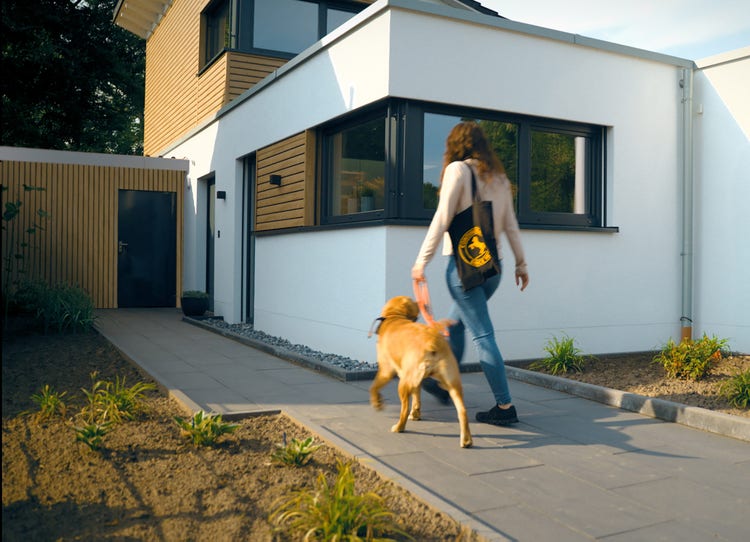 Attractive and eye-catching: Conti mattex in anthracite gray on the window profiles, combined with Conti woodec Turner Oak malt on the facade. Photo: Continental