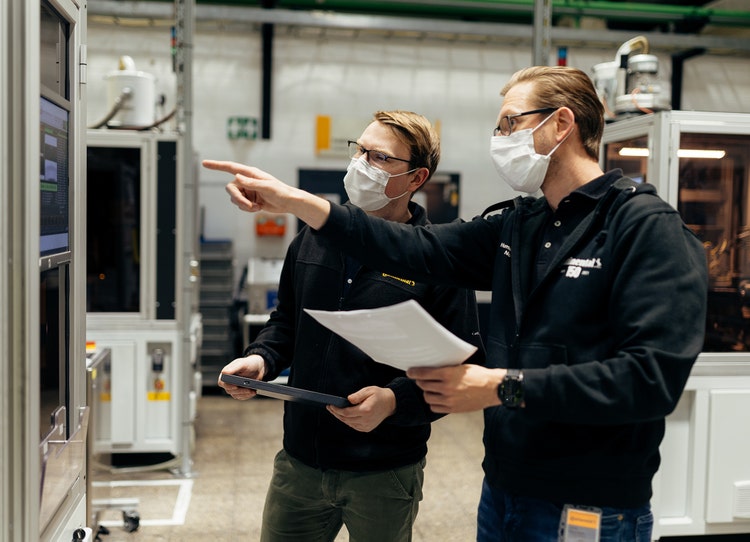 Lukas Fechner, Head of Production, and Jens Heuchert, Human Relations, in production at the Northeim location.