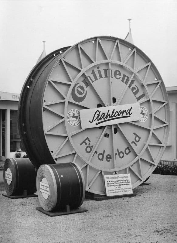 Steel-cable conveyor belts from Continental became an export hit in the 1950s.
