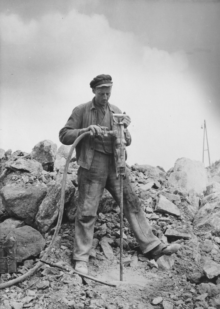 Safe and flexible air drill hoses from Continental enabled the development of new tools like the pneumatic hammer, here in a photo from 1955.