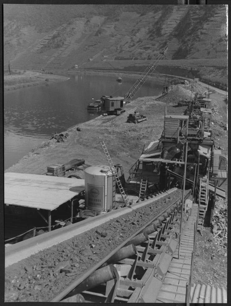 For decades, special-purpose conveyors from Continental have been indispensable aids for transporting rubble and materials on construction sites.