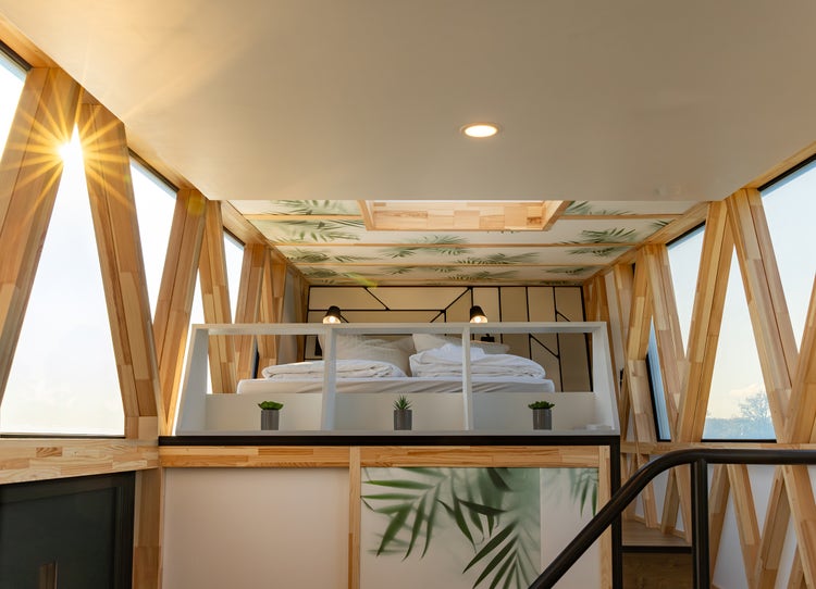 Close to nature thanks to large windows on three sides and a large skylight directly above the bed. Photo: Continental